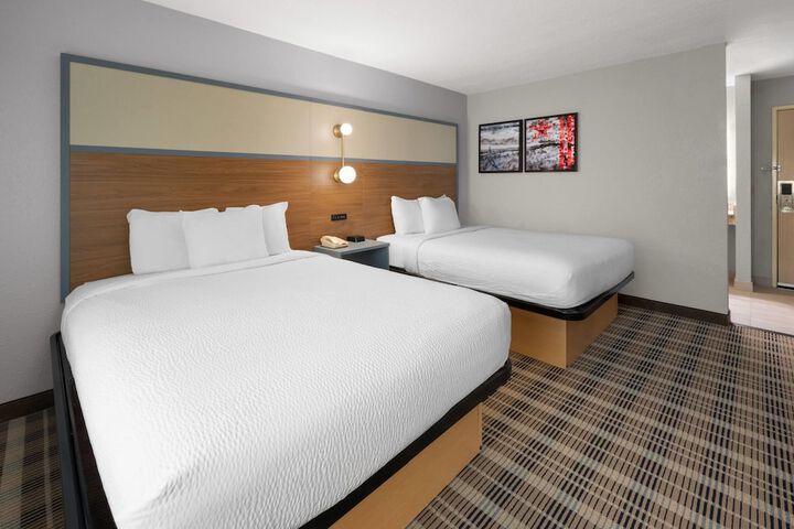 AmericInn by Wyndham Douglas / Saugatuck
