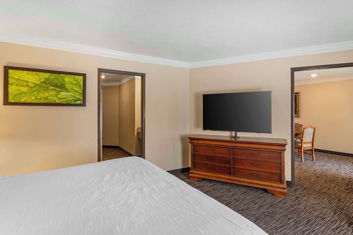 Best Western Plus Landmark Inn