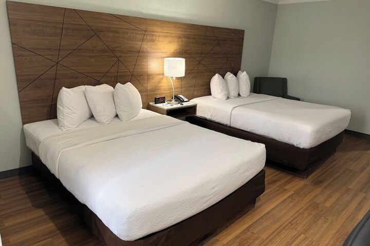 Wingate by Wyndham Livonia