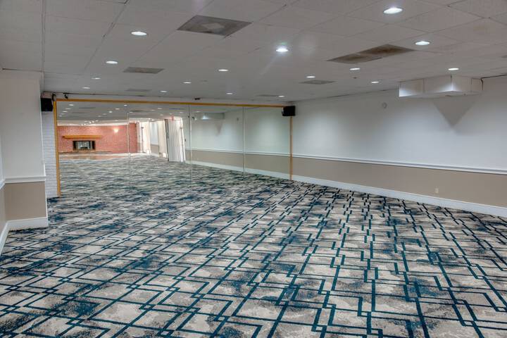 Ballroom/Hall 41 of 51