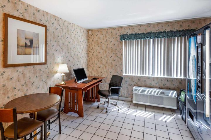 Econo Lodge Inn & Suites
