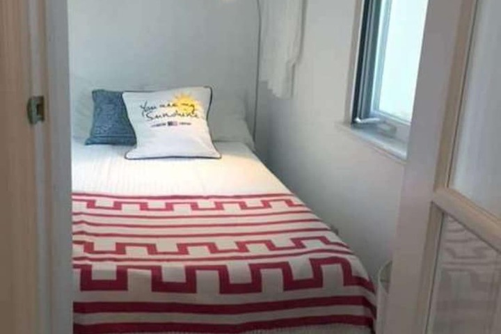 Room 52 of 184
