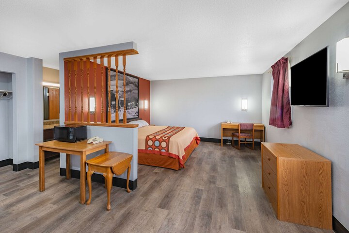 Room 10 of 26