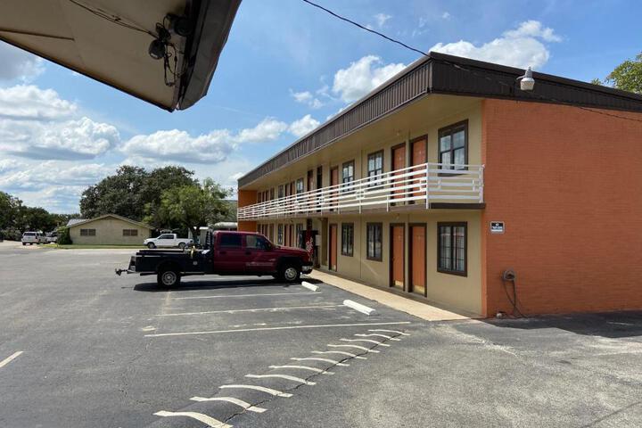Redbud Inn