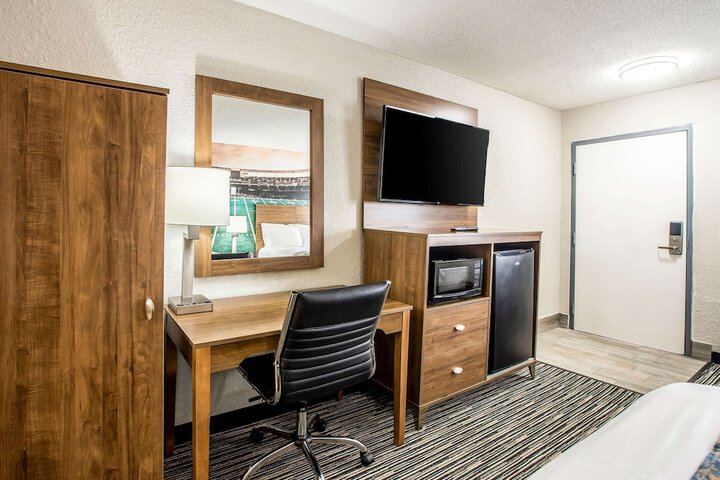 Room 11 of 30