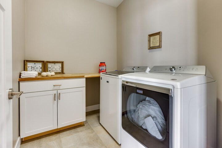 Convenient Fraser Townhome w / Hot Tub Near Hikes!