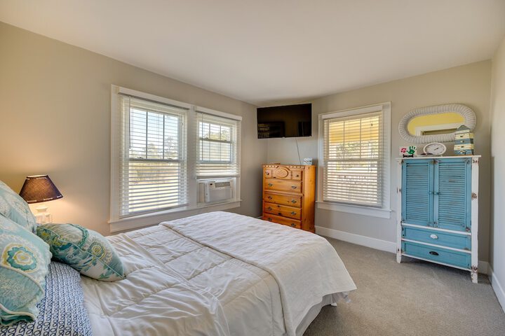 Welcoming Cottage w / Outdoor Pool & Water Views!