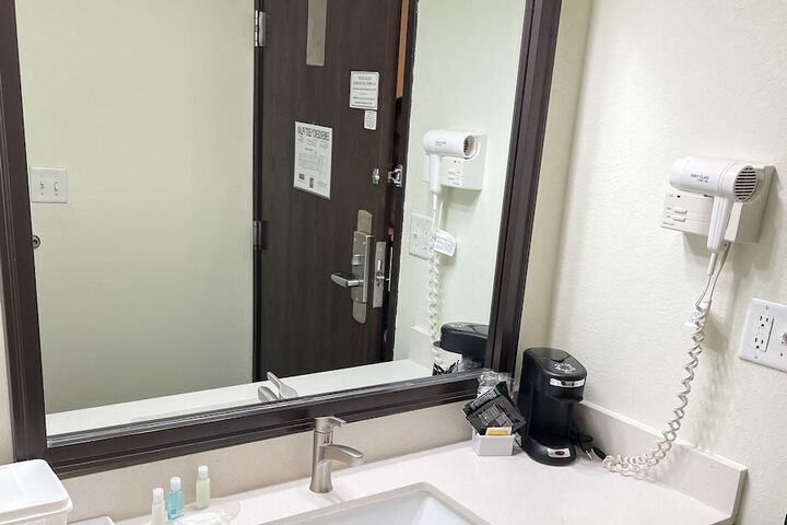 Hudson Inn & Suites