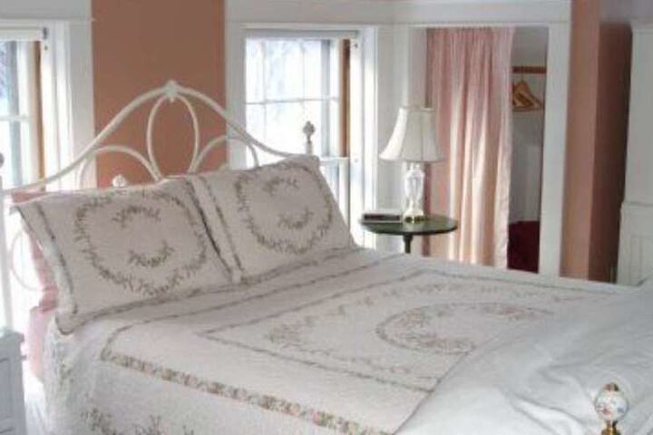 THE TRUMBULL HOUSE BED AND BREAKFAST