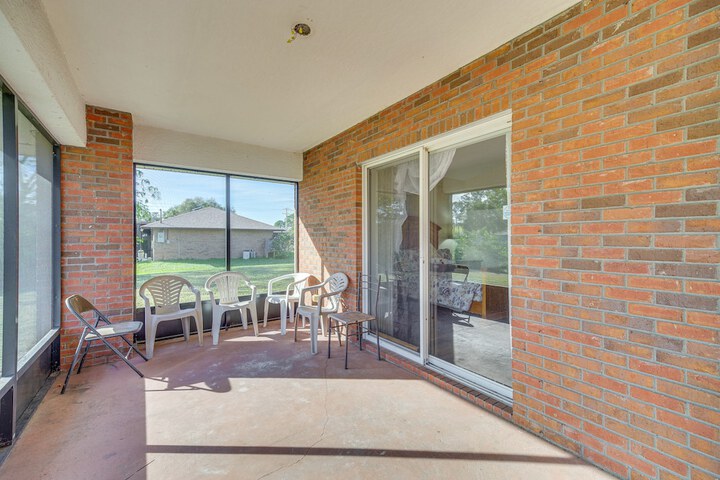 Sunny Palm Bay Home w / Screened Porch Near Beaches