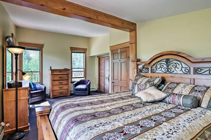 Cozy Home w / Deck & Mtn Views Walk to Casinos