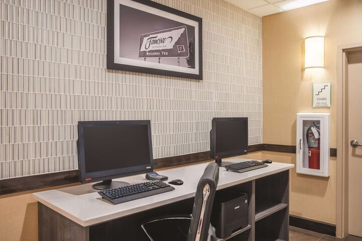 La Quinta Inn & Suites by Wyndham Smyrna TN - Nashville