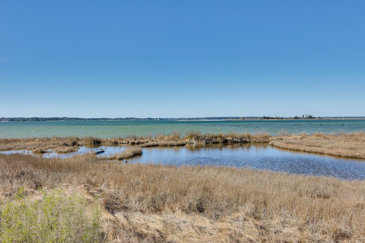 Welcoming Cottage w / Outdoor Pool & Water Views!