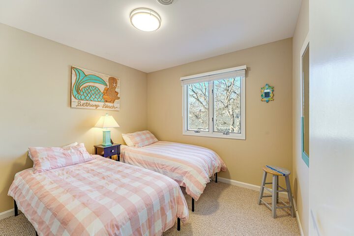 Walk to Bethany Beach Boardwalk: Coastal Retreat