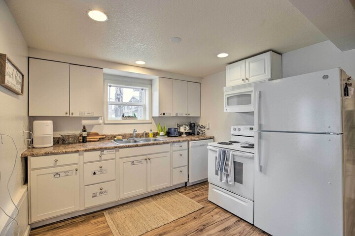 Rockaway Beach Condo - Beach Access Nearby!
