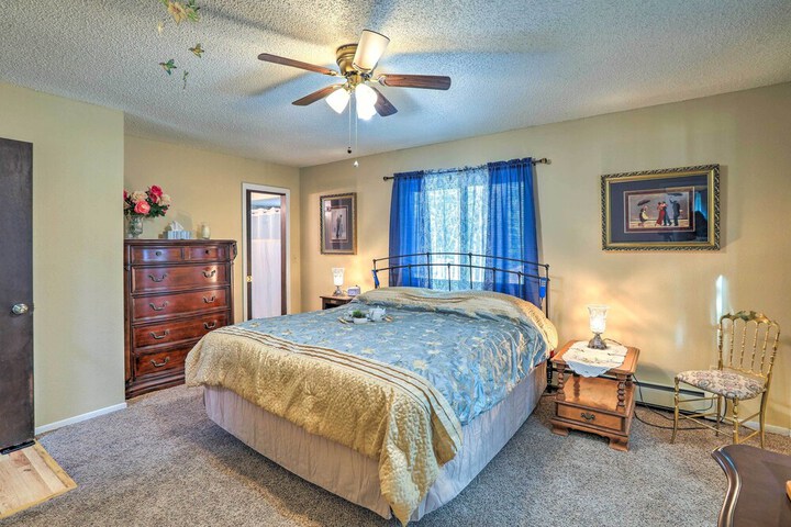 Scenic Woodland Park Cottage w / Deck + Grill!