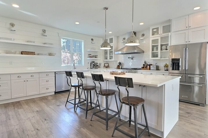 Serene 5BR Farmhouse Retreat Shoreline