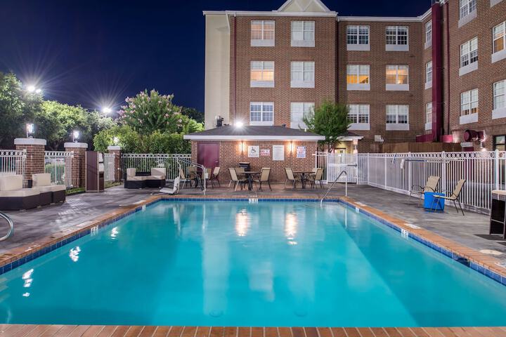 Holiday Inn & Suites Dallas-Addison by IHG