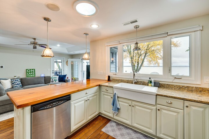 Lakefront Edgerton Cottage w / Deck & Grill!