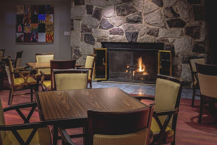 Lounge 20 of 27