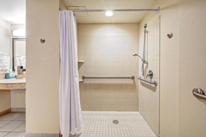 Courtyard by Marriott Kansas City Country Club Plaza