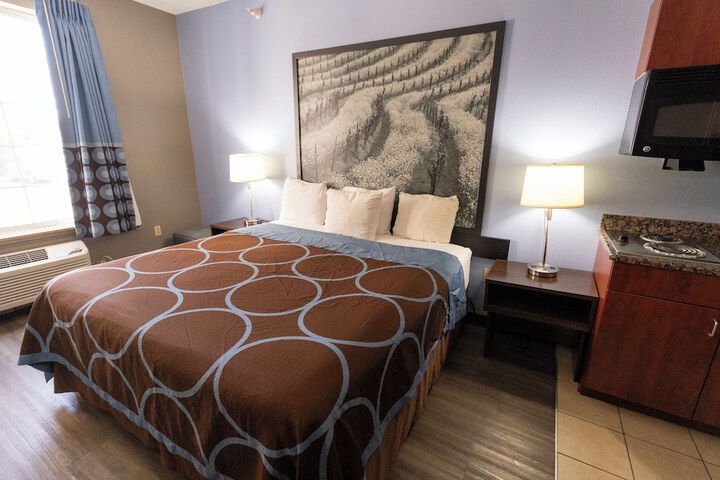 Super 8 by Wyndham Smithfield / Selma