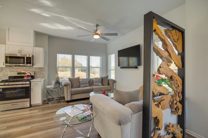South Houston Townhome w / Patio & Gas Grill!