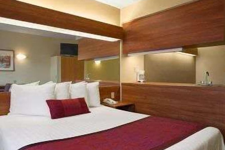 Days Inn & Suites by Wyndham Lafayette IN