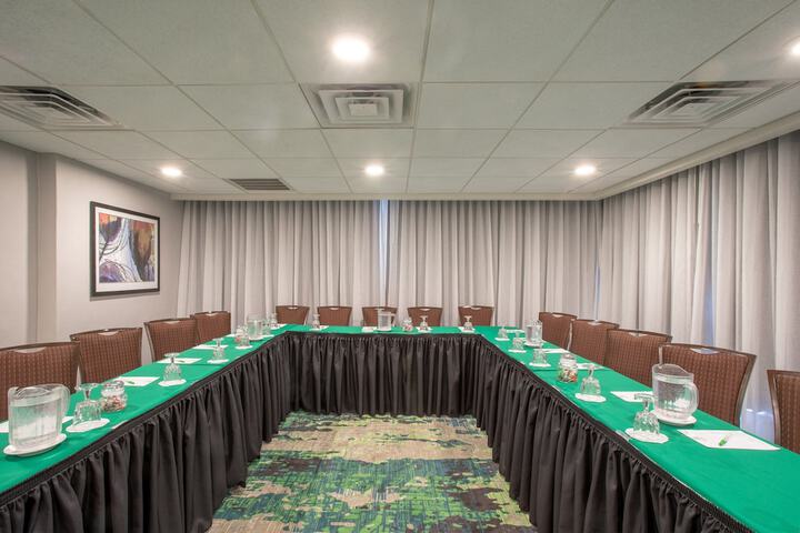 Holiday Inn & Suites Parsippany Fairfield by IHG