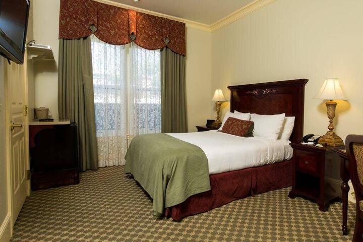 Room 17 of 28