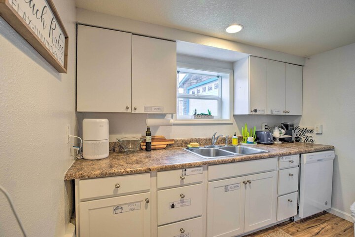 Rockaway Beach Condo - Beach Access Nearby!