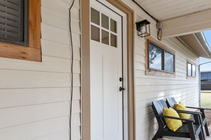 Altes Eckert Stolz 3 Bedroom Home by RedAwning