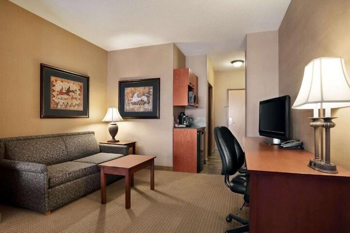 Days Inn & Suites by Wyndham Strathmore