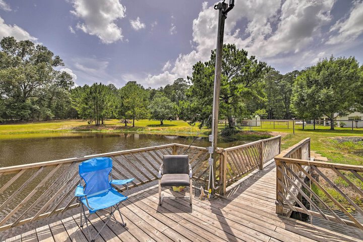 Lakefront Cabin w / Access to 2 Paddleboats!