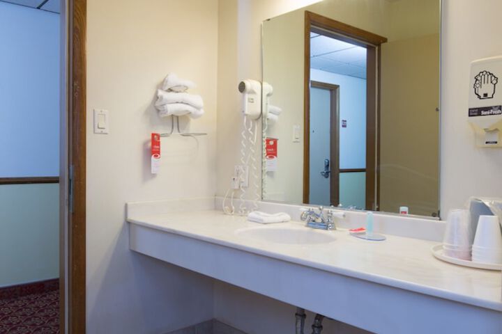 Room 32 of 40