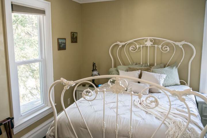 Room 10 of 18