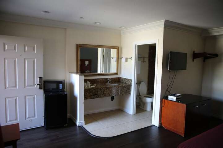 Room 32 of 34
