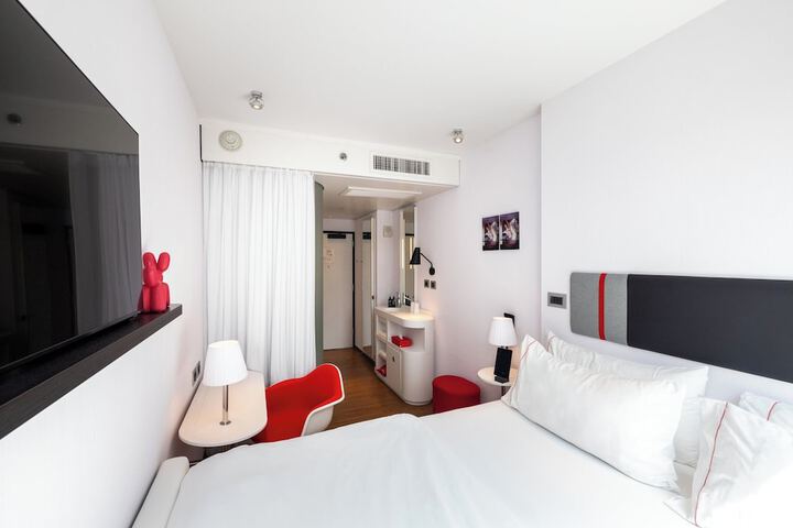 Room 25 of 43