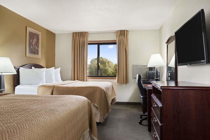 Travelodge by Wyndham La Porte / Michigan City Area