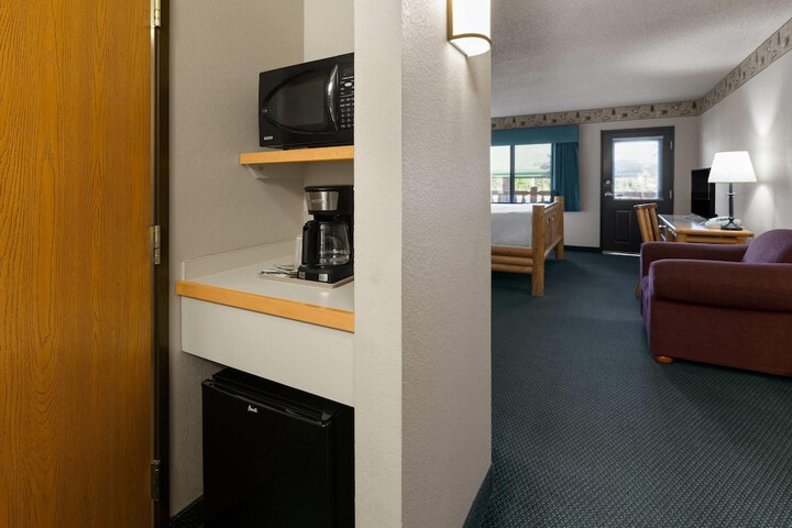 Shell Lake Lodge a Travelodge by Wyndham