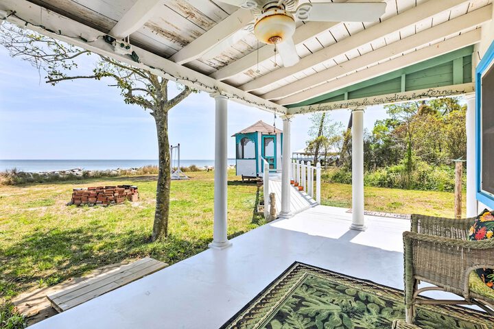 Oceanfront White Stone Cottage w / Private Beach!