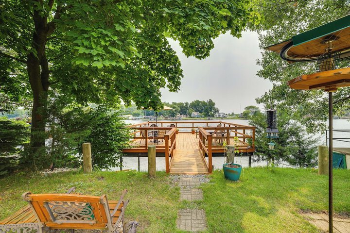 Lakefront Cottage w / Deck Near Indiana Beach!
