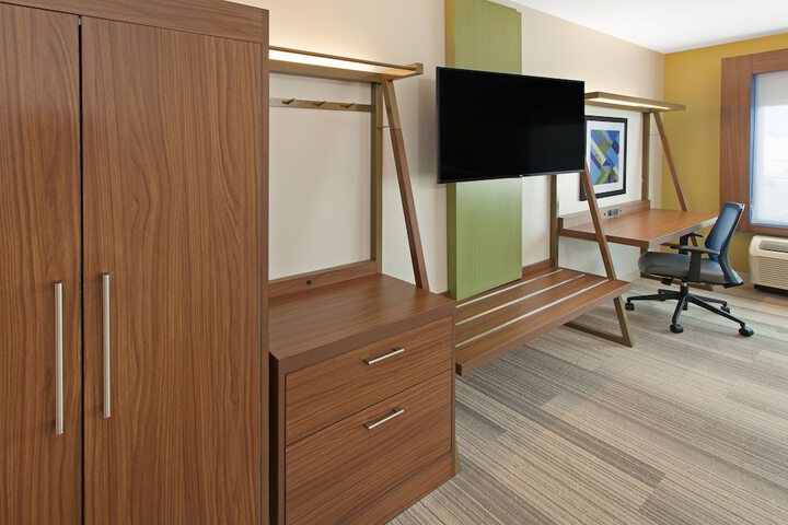 Holiday Inn Express and Suites Detroit / Sterling Heights by IHG