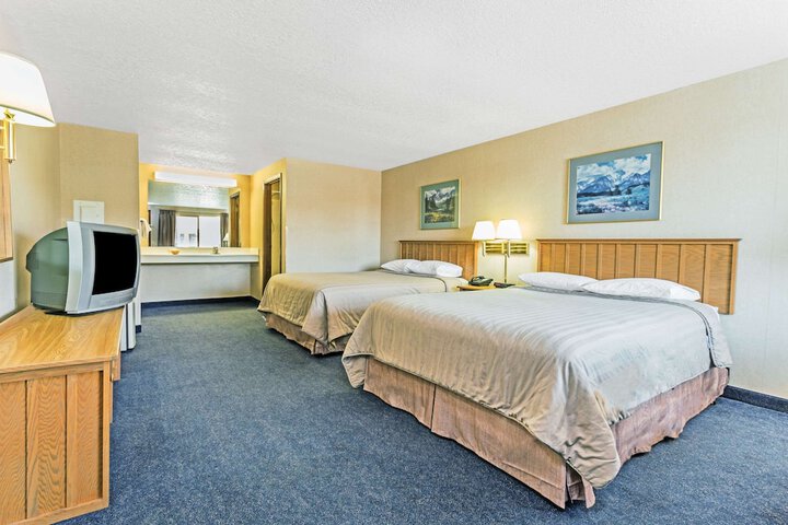 Room 9 of 16