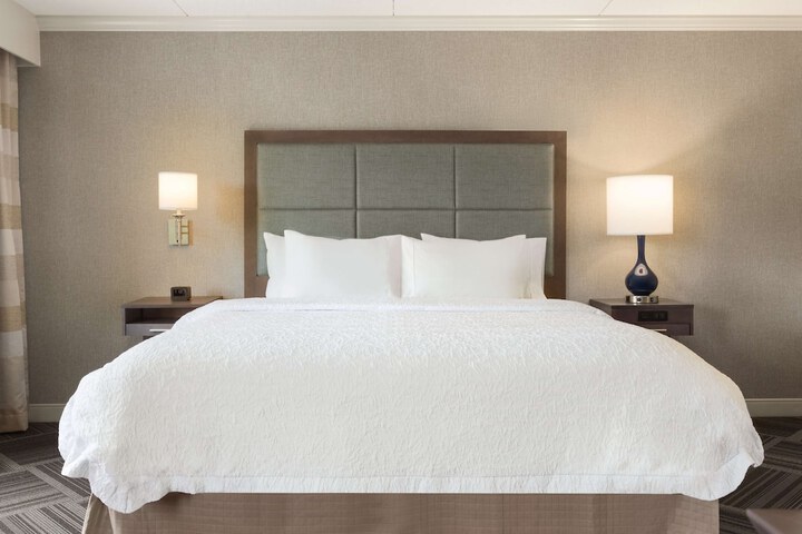 Hampton Inn & Suites Manchester-Bedford