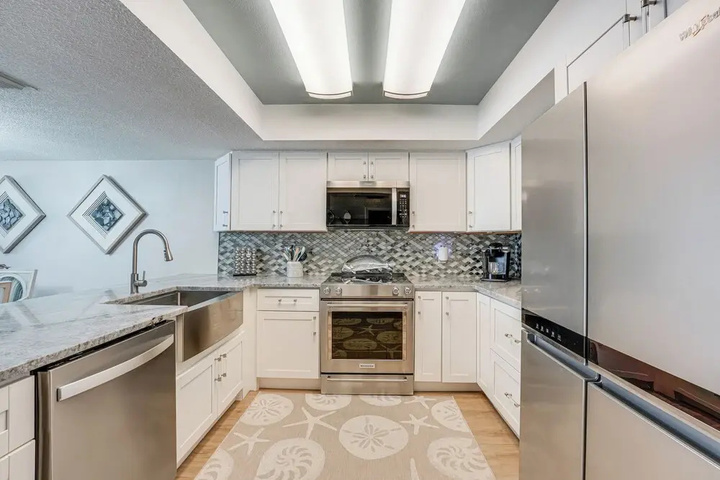 Beachfront Redington Shores Condo w / Pool!