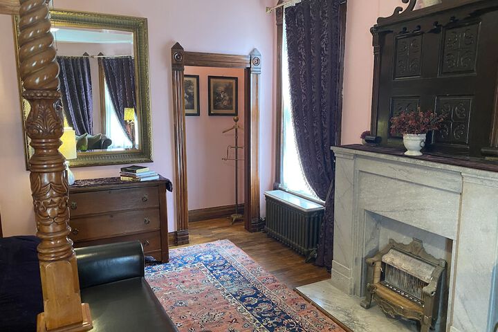 Vineyard Mansion & Carriage House Bed & Breakfast