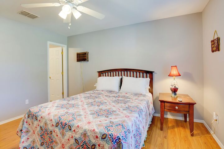 Waterfront Lake Fork Getaway w / Dock Access