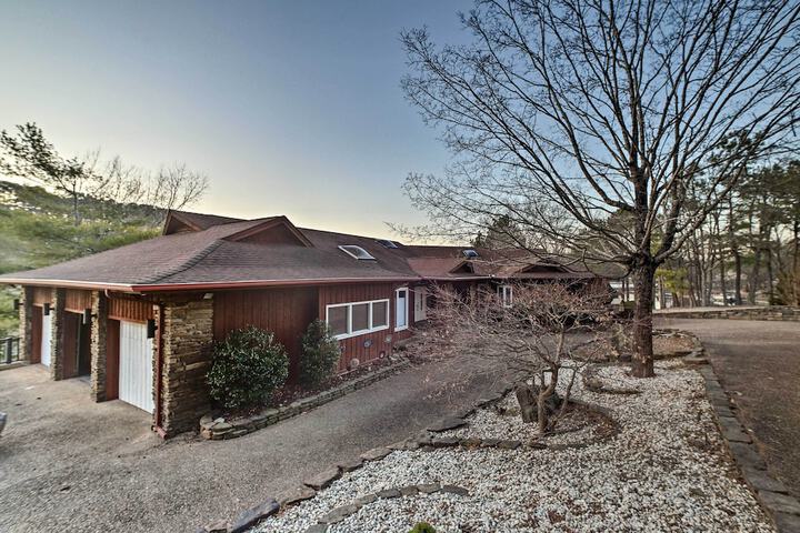 Lakefront Retreat w / Dock & Beach: 2 Miles to Golf