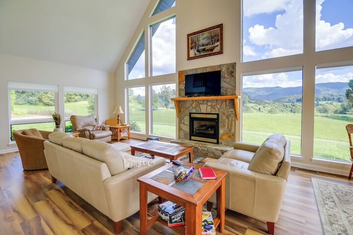 Secluded Mountain City Home w / Deck & Views!